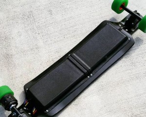 Papan EVO Carvon dilengkapi set-up dual-motor 2.000 watt