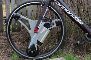 Pemasangan sebagian besar hanya masalah melepas roda depan Anda yang ada, meletakkan Roda GeoOrbital, dan menempelkan kontrol throttle hard-wired ke setang.