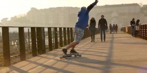 Penunggang skateboard mempercepat dan mengerem dengan menggerakkan kaki mereka di zona sensor preset