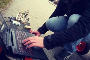 papan skate dengan laptop